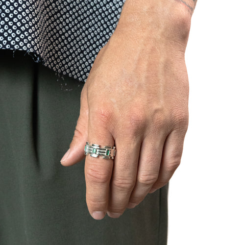 MAPLE Lui Link Stone Ring Silver 925 Baguette-Cut Green Emerald Stone on finger view