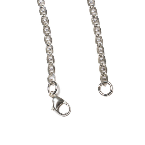 MAPLE Bar Curb Chain Bracelet Silver 925 clasp and bracelet closeup