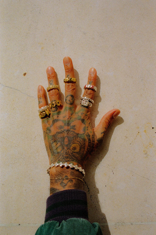 Editorial Davie Ring Silver 925/Navy Resin on tattooed hand
