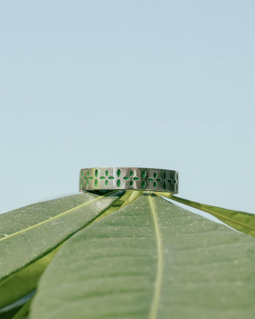 MAPLE Bandana Rin Silver 925 Green Enamel sitting on money tree leaves