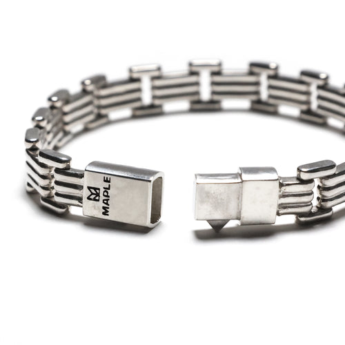 MAPLE Lui Link Bracelet Silver 925 push clasp and bracelet closeup