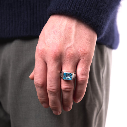 MAPLE Midnight Ring Slim Silver 925 6 carat lab made aquamarine topaz on finger view