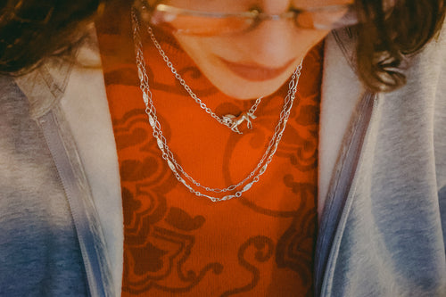 Sophia Stel wearing a chain necklace with a blurred background